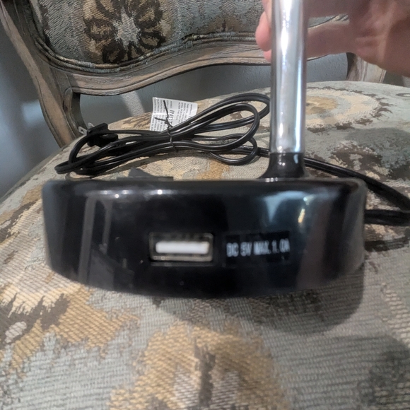 LED Desk lamp with USB port, like new. Bendable Arm - Picture 6 of 6